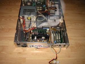Hier von hinten. Sch�n sieht man hier das Mobo und das Kabel-Wirwar