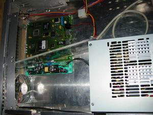 Ich habe mal eben das DSL Modem (Siemens) aus dem Plastikgeh�use verbannt und einfach mit in den Router gebastelt. Wenn schon so viel Platz da ist....