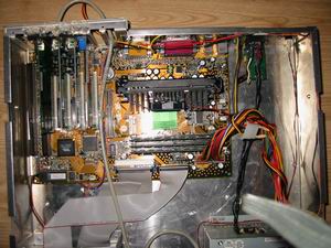 ..und das Mobo von oben. Die Kabel, die Karten und die CPU sind alle sch�n Hei�geklebt das ja nix wackelt.